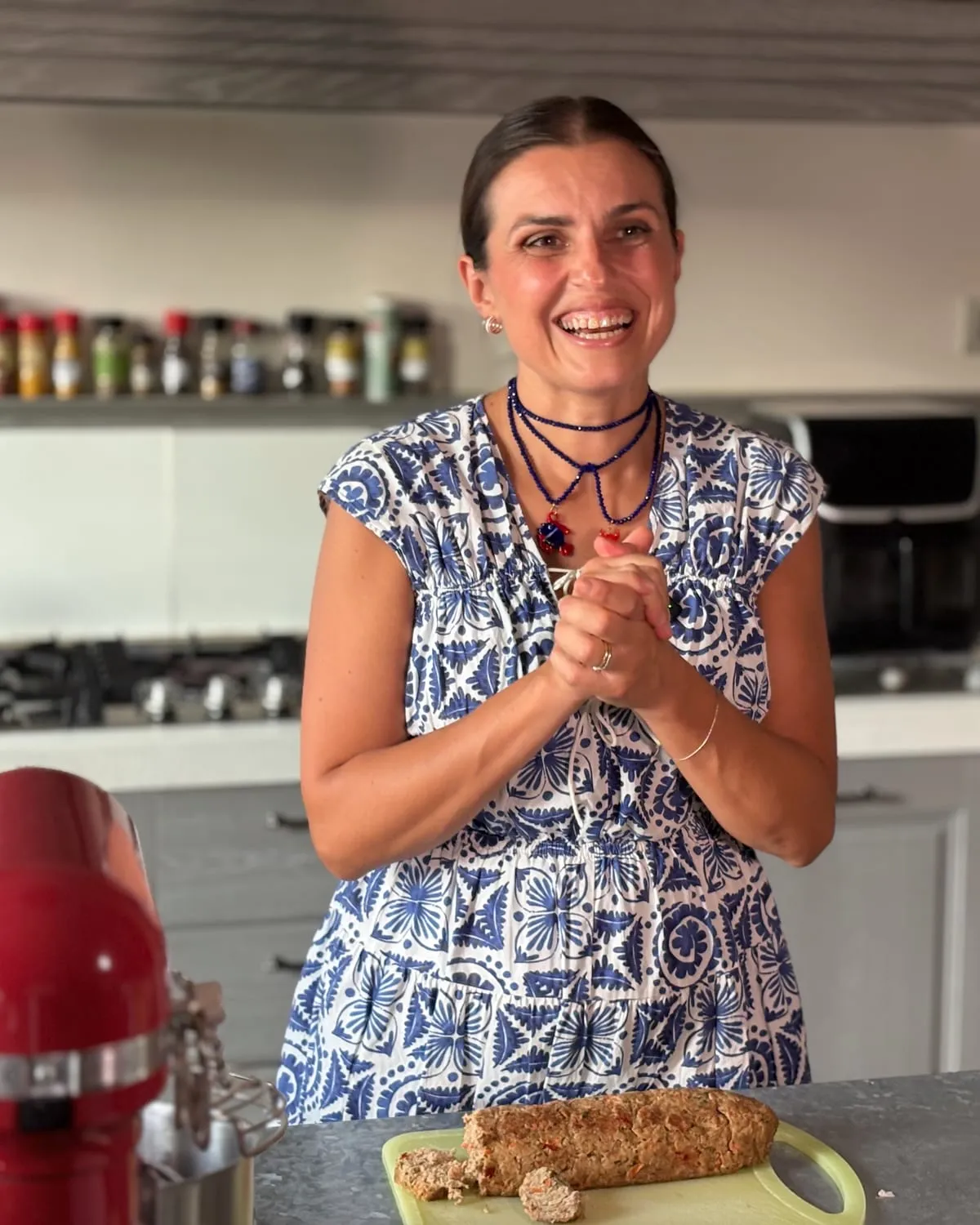Sara che ride nella sua cucina
